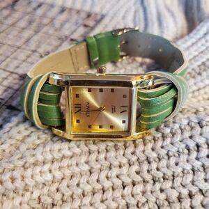 Strada women's watch features a classic gold-tone